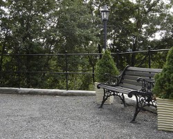 Smijernsrekkverk på mur