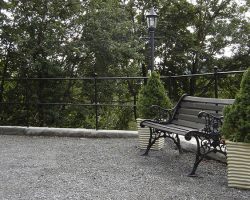 Smijernsrekkverk på mur