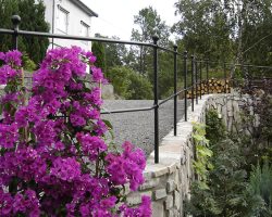 Smijernsrekkverk på mur